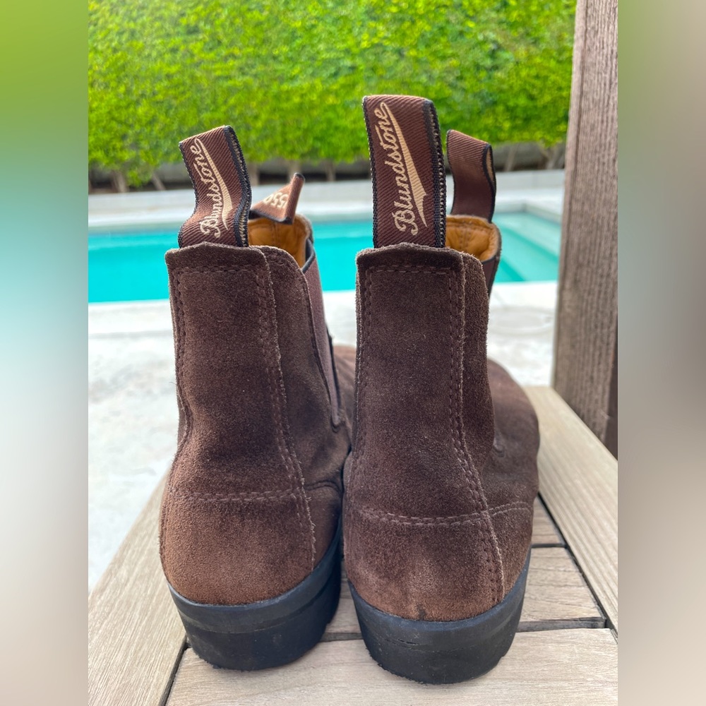 Dark Brown Suede Blundstones (Men’s 8.5-9; Women’s 10-10.5)